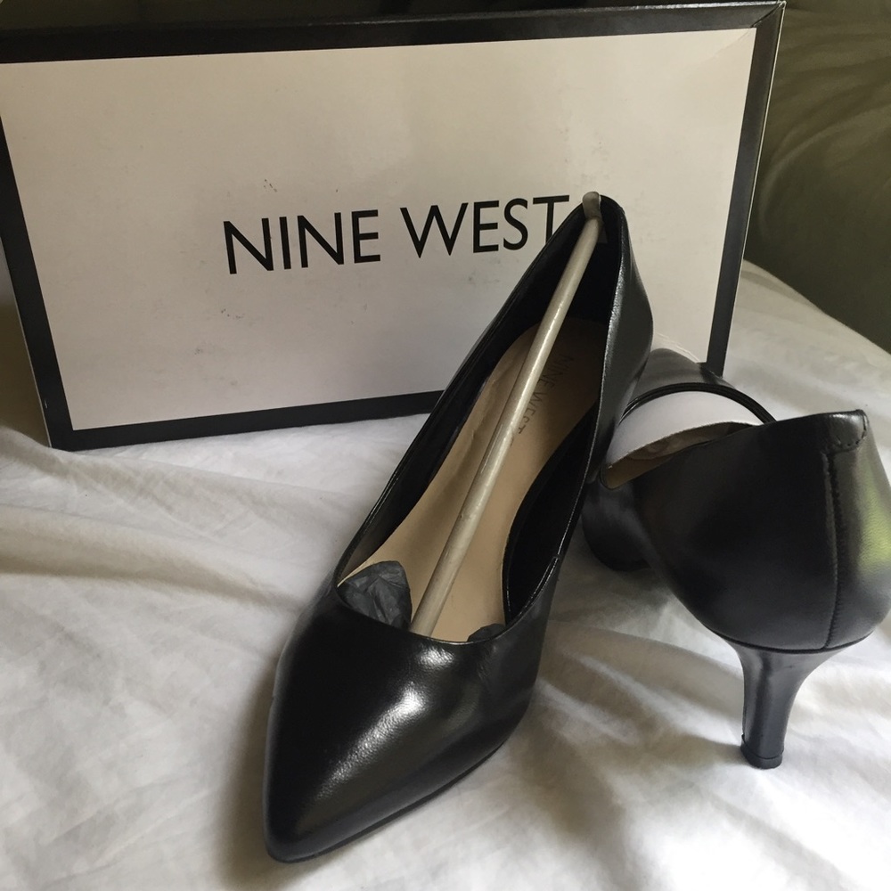 Nine West Evermore black leather pointed toe pump