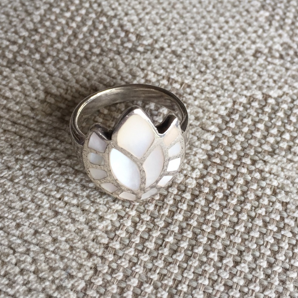 Silver & Mother of Pearl Ring 🌺