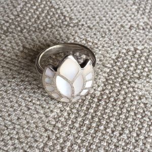 Silver & Mother of Pearl Ring 🌺