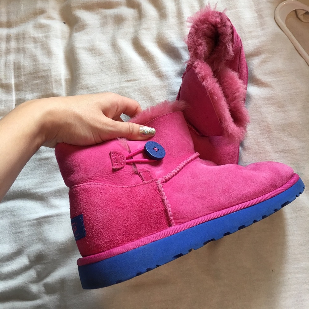 Pink and purple button uggz😍