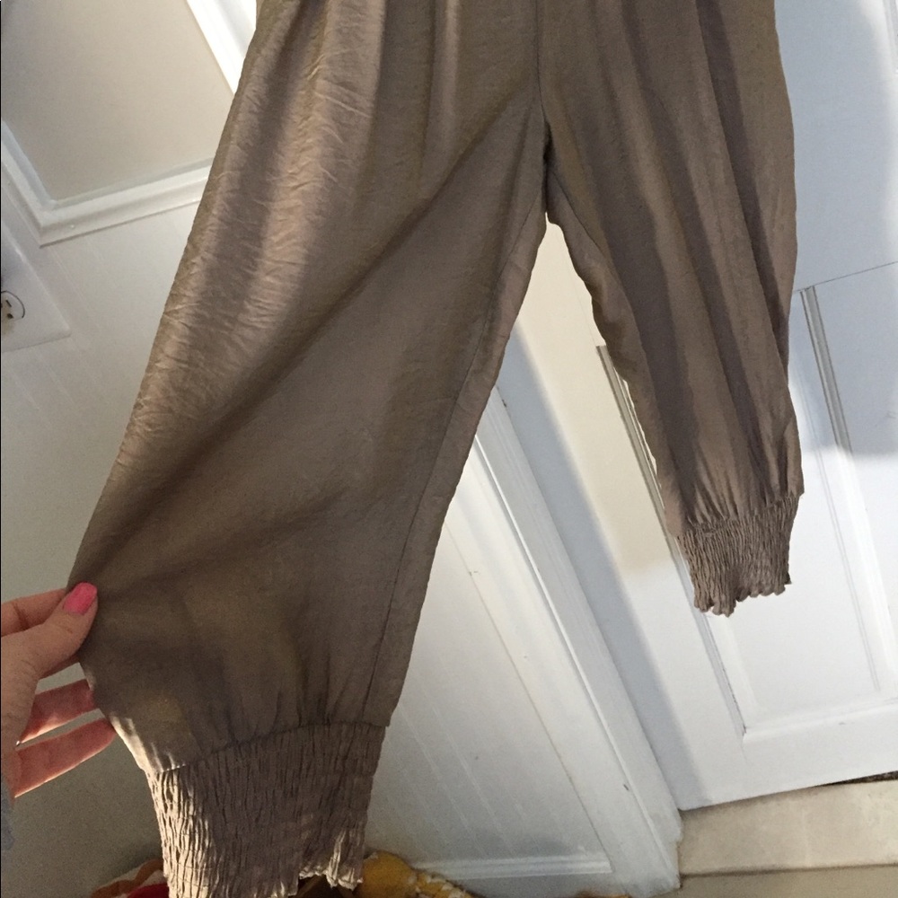 Gorgeous taupe flower 🌺 jumpsuit, size small - Picture 3 of 7