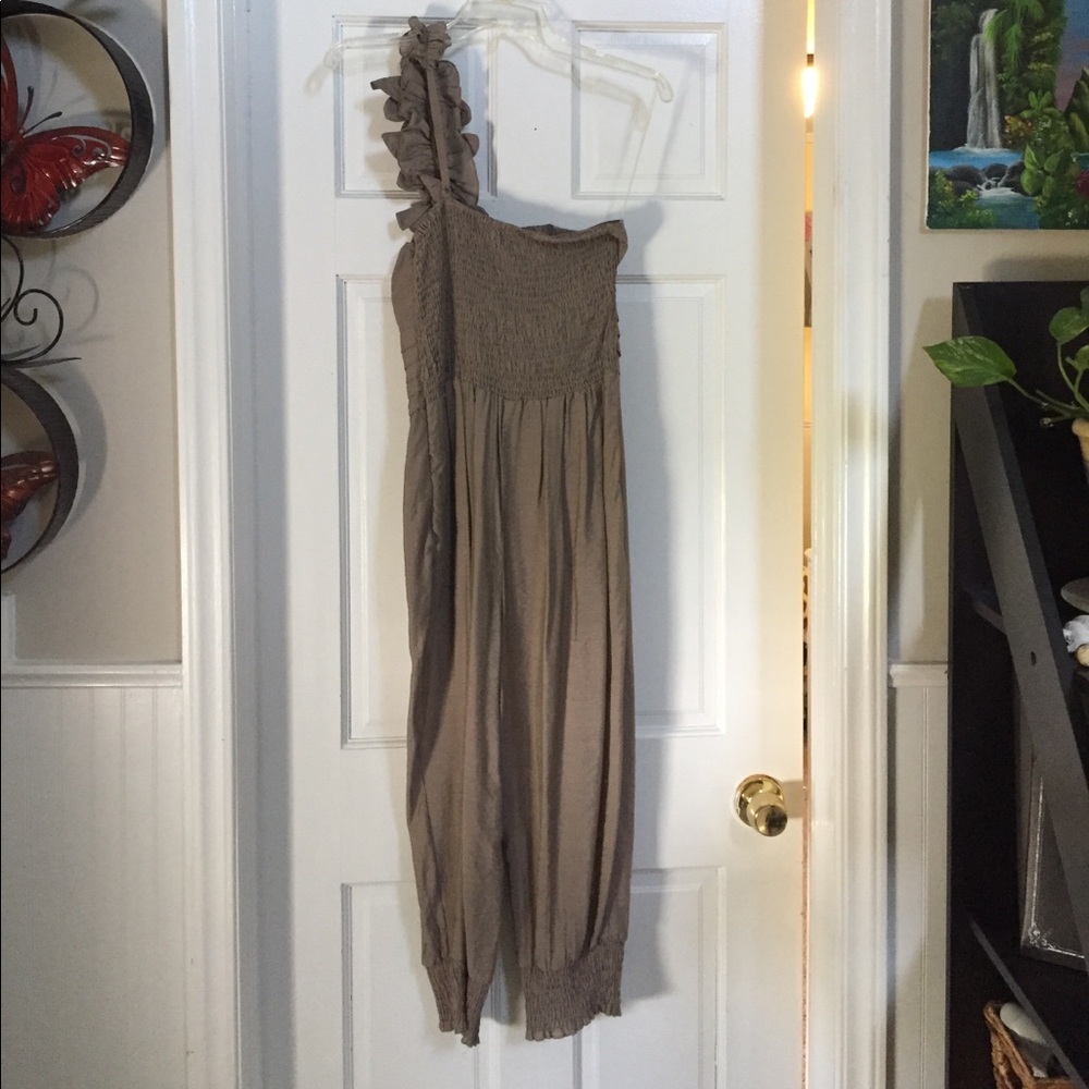 Gorgeous taupe flower 🌺 jumpsuit, size small - Picture 4 of 7
