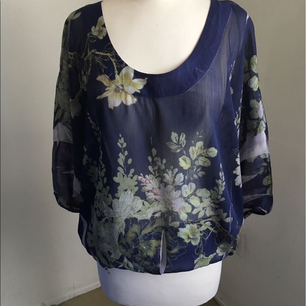 Adorable Guess top in size M