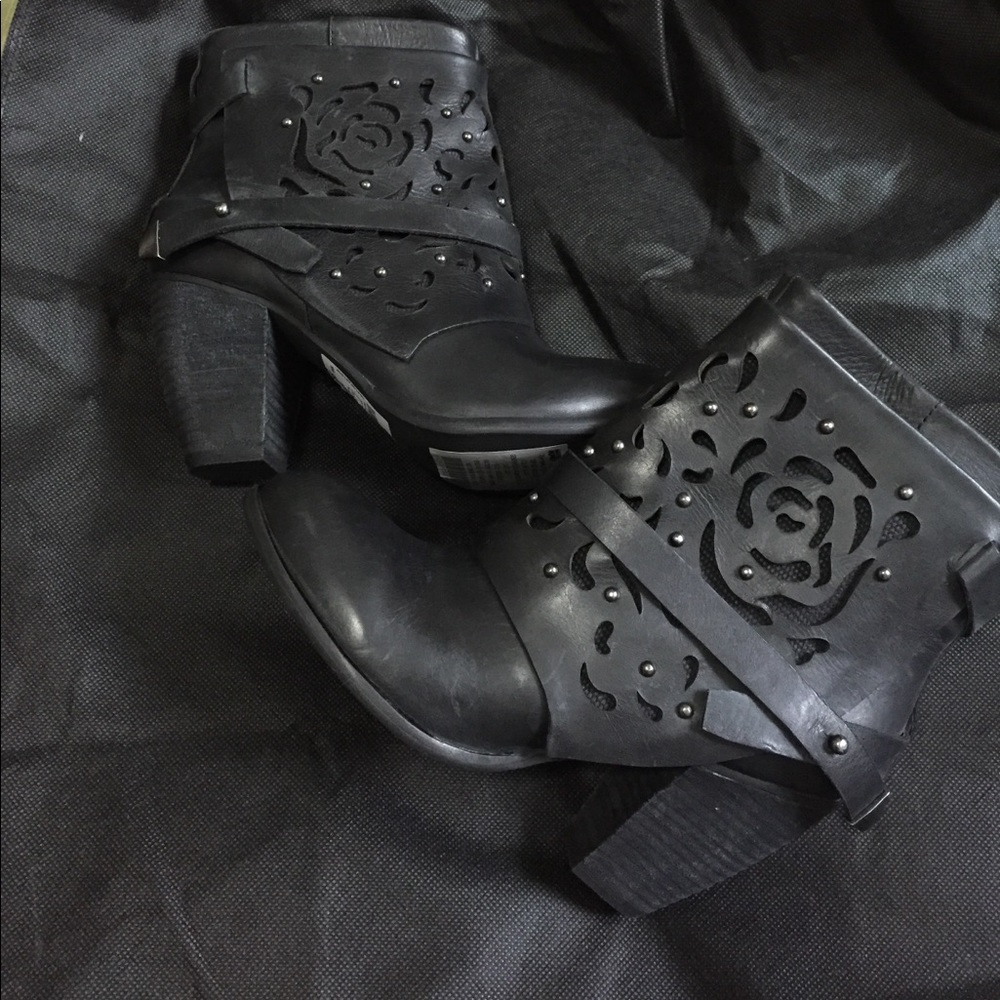 🐒Naughty Monkey  🐒 Boots size 6