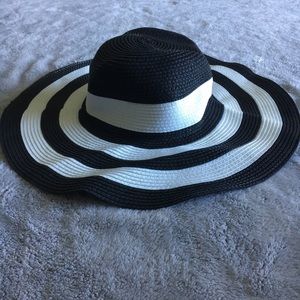 BLACK & WHITE SUMMER HAT