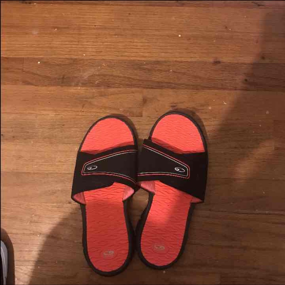 Champions slides size 9