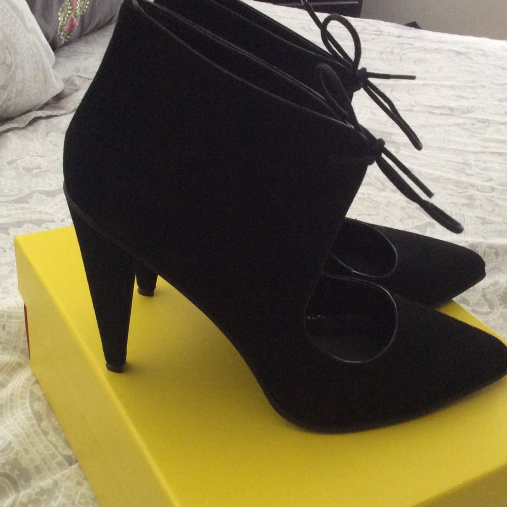 Kenneth Cole Black heels