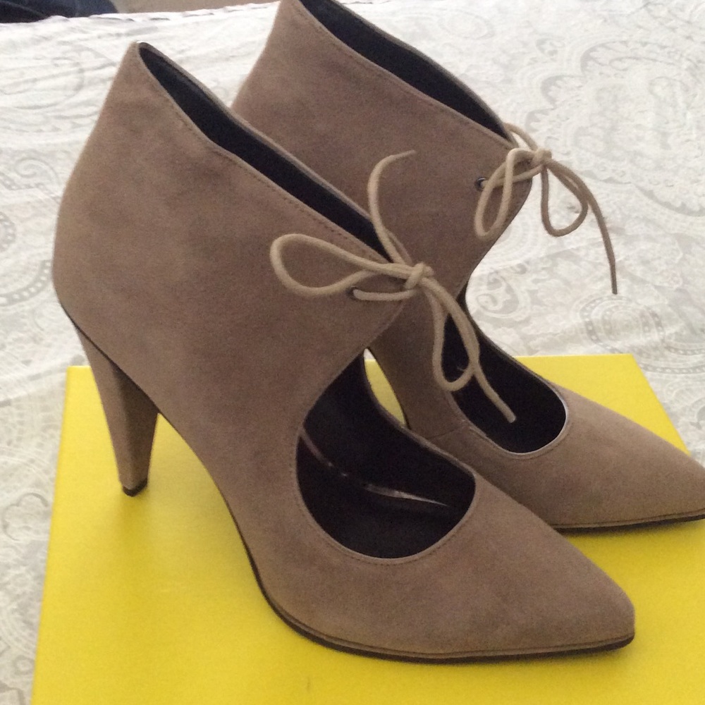 Kenneth Cole tan heels