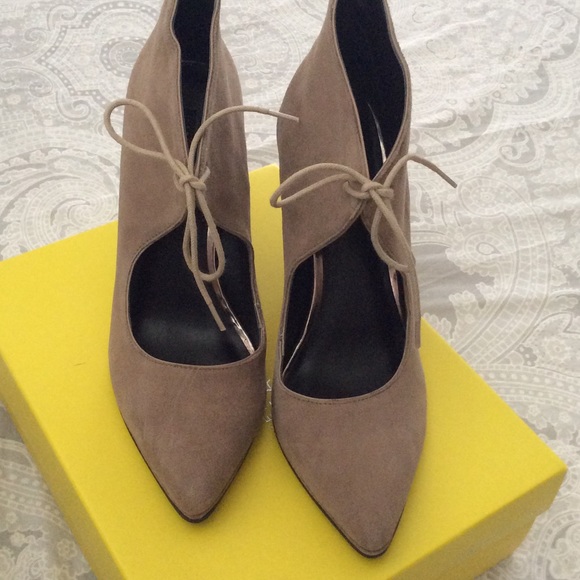 Kenneth Cole tan heels - Picture 2 of 3
