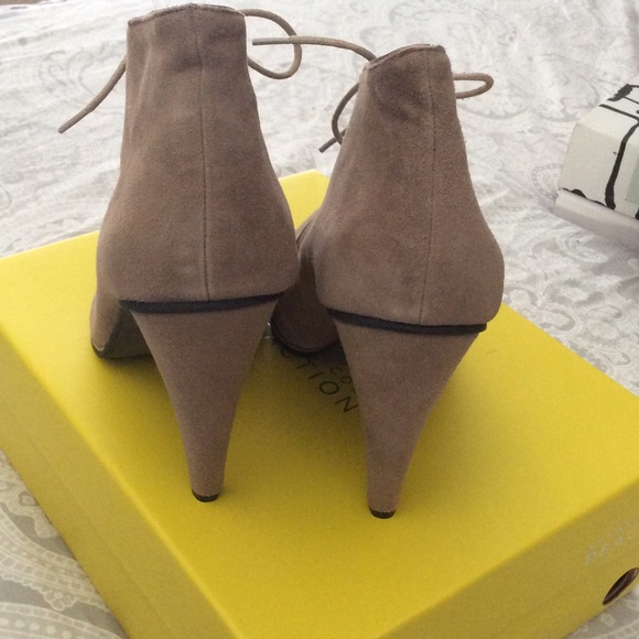 Kenneth Cole tan heels - Picture 3 of 3