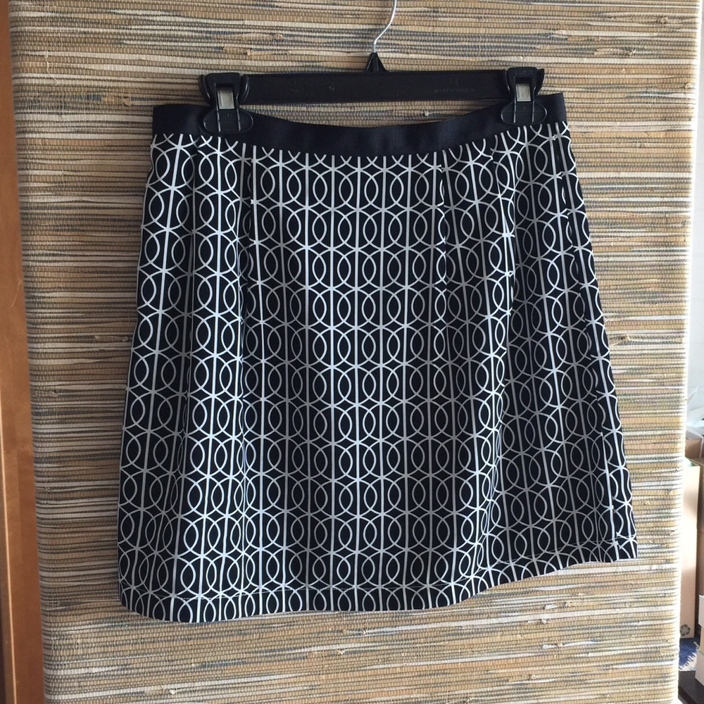 Flattering Banana Republic skirt 🌹