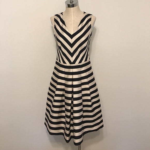 🎉SALE🎉 Banana republic stripe dress - Picture 3 of 5