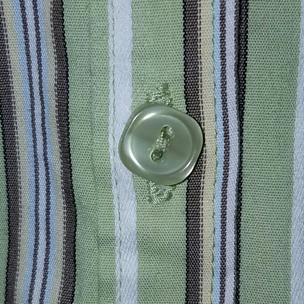 Pretty button up top - Picture 3 of 8