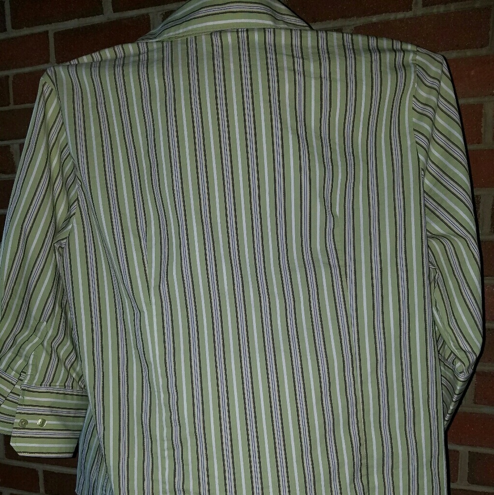 Pretty button up top - Picture 6 of 8