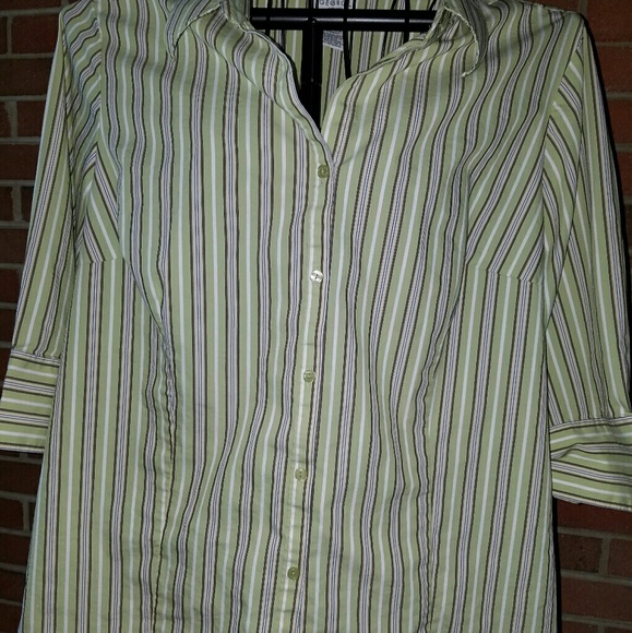 Pretty button up top - Picture 4 of 8