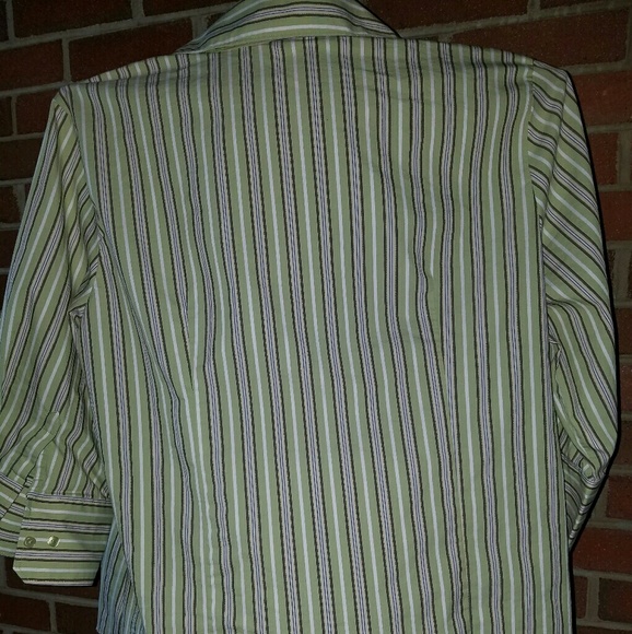 Pretty button up top - Picture 6 of 8