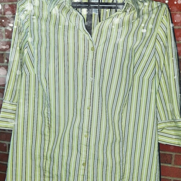 Pretty button up top - Picture 2 of 8