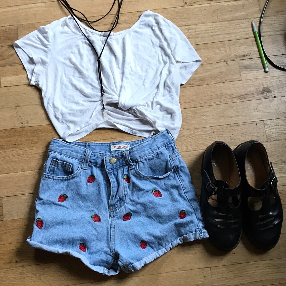 Vintage Strawberry Patch High Waisted Shorts✨🍓