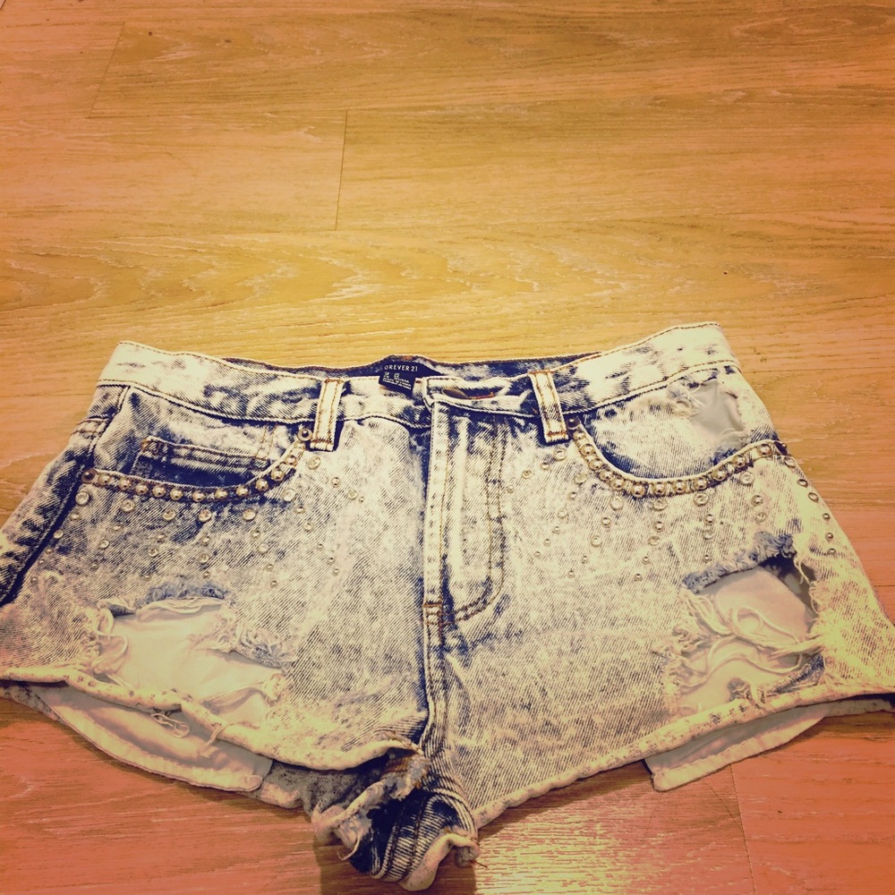 Acid wash shorts with rhinestones on front pockets
