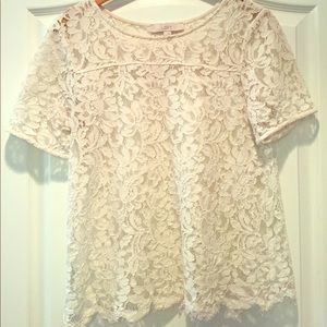 White lace short sleeve top with scalloped bottom