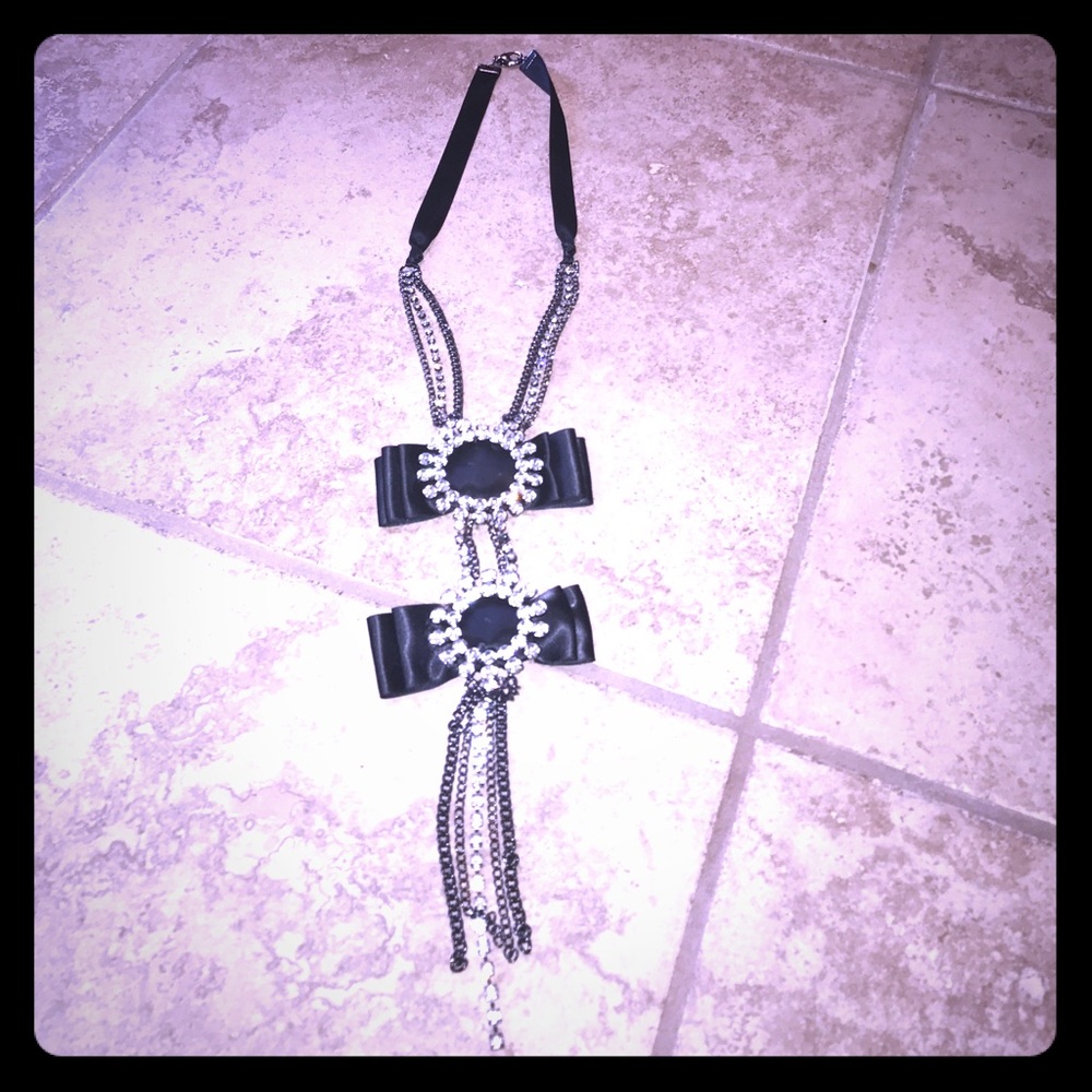 Express bow necklace