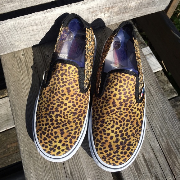 SZ 6 ONLY! Skechers Canvas Leopard Slip-Ons! NEW! - Picture 2 of 7