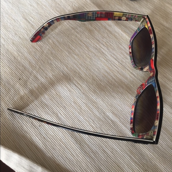 Black classic Raybans with patterned inner frame