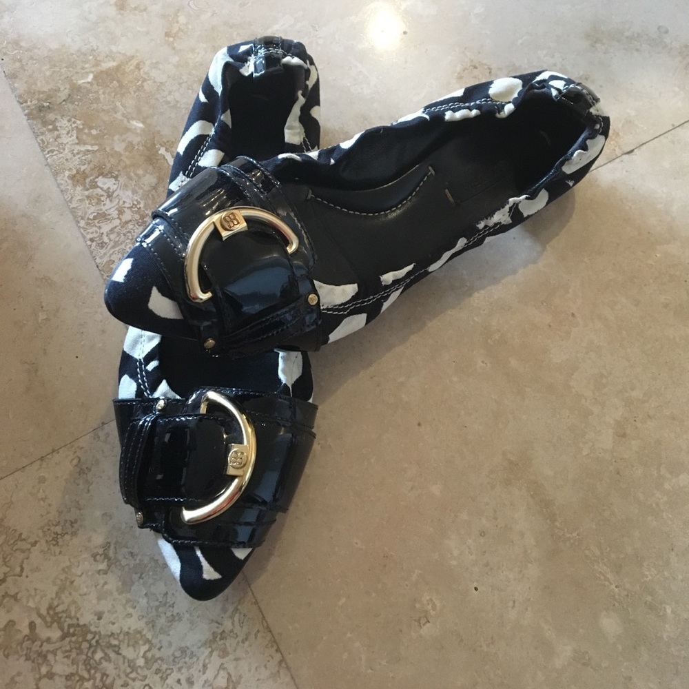 100% authentic BCBG MaxAzria gently worn flats.