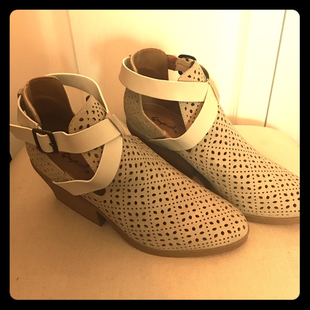NWOT Cute cream and off-white booties