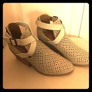 NWOT Cute cream and off-white booties