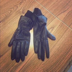 Women's black gloves