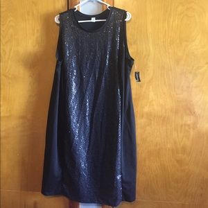 Black sleeveless plus size dress