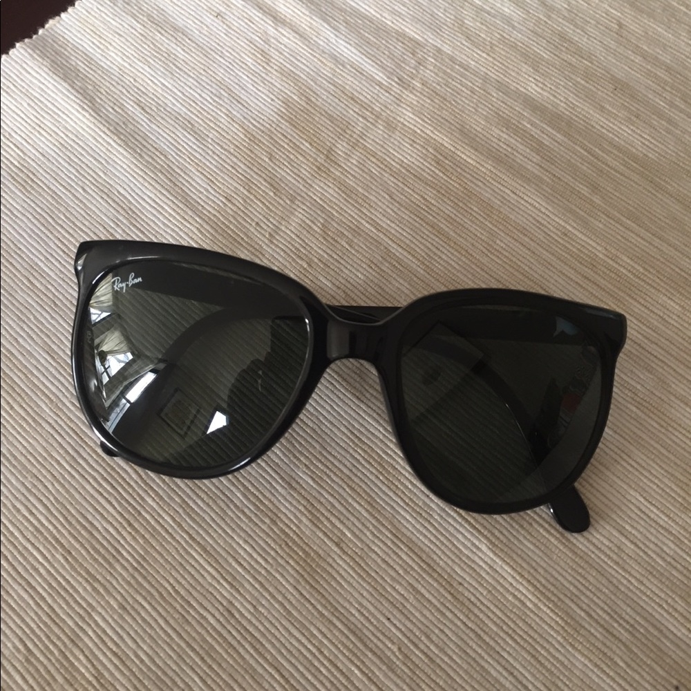 Black sunglasses - larger round frames