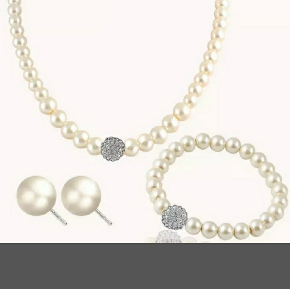 Necklace, earrings, and bracelet set