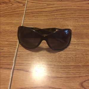 DG black sunglasses.