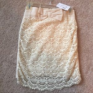 NWT Ivy & Leo cream lace skirt, size S.