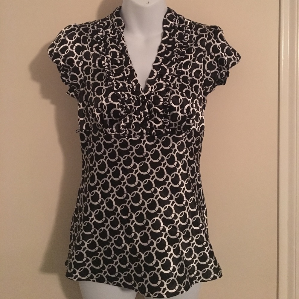 Black and white circle patterned junior shirt