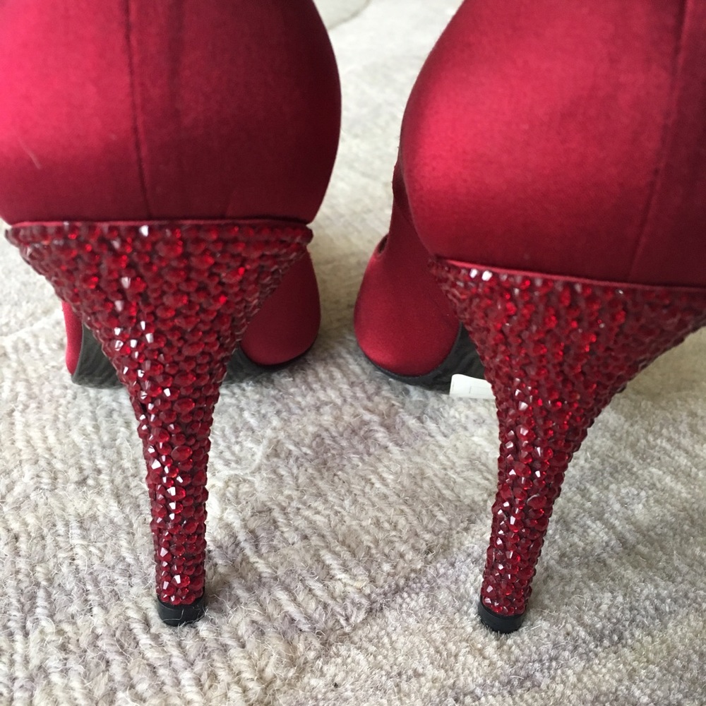 👠🔥Stuart Weitzman red heels w red crystal detail