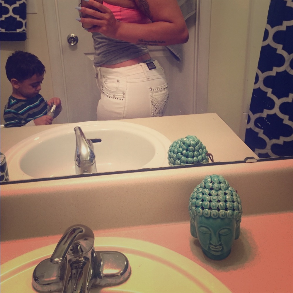 This whites pants are everything 😻🍑