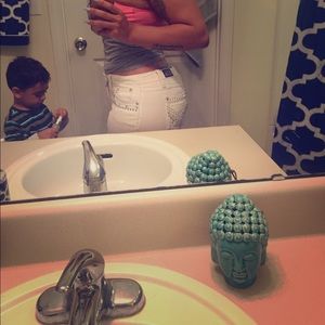 This whites pants are everything 😻🍑