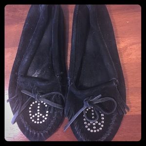 Minnetonka peace sign Moccasin