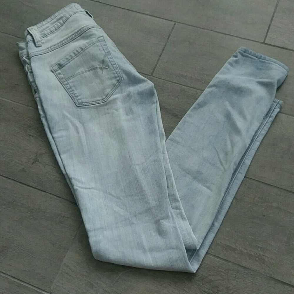 Light wash high-waisted jeans