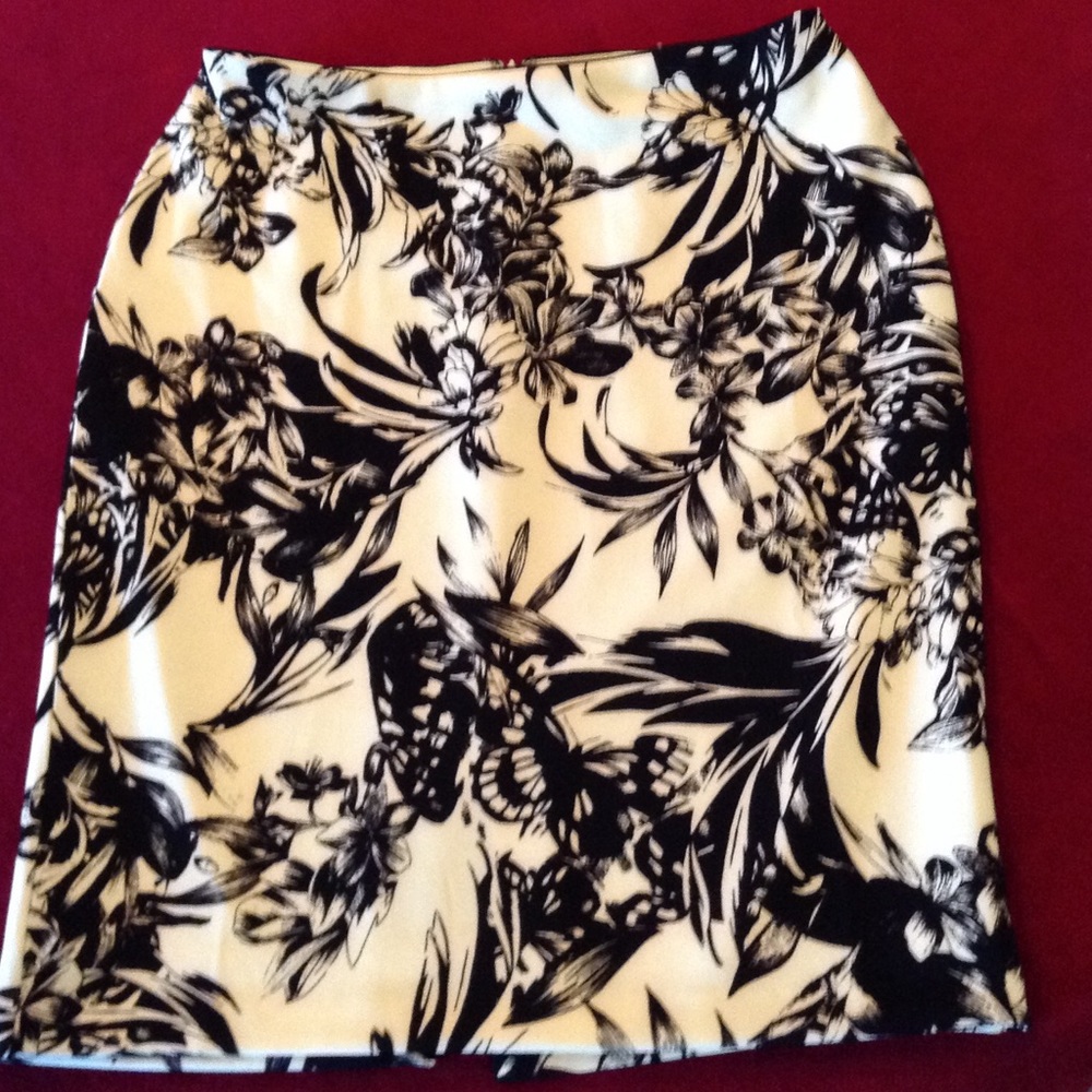 White House/Black Market size 8 skirt