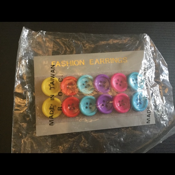 🆕AUCTION PRICE 👩🏻‍⚖️Girl's Cute Button Earrings - Picture 2 of 2
