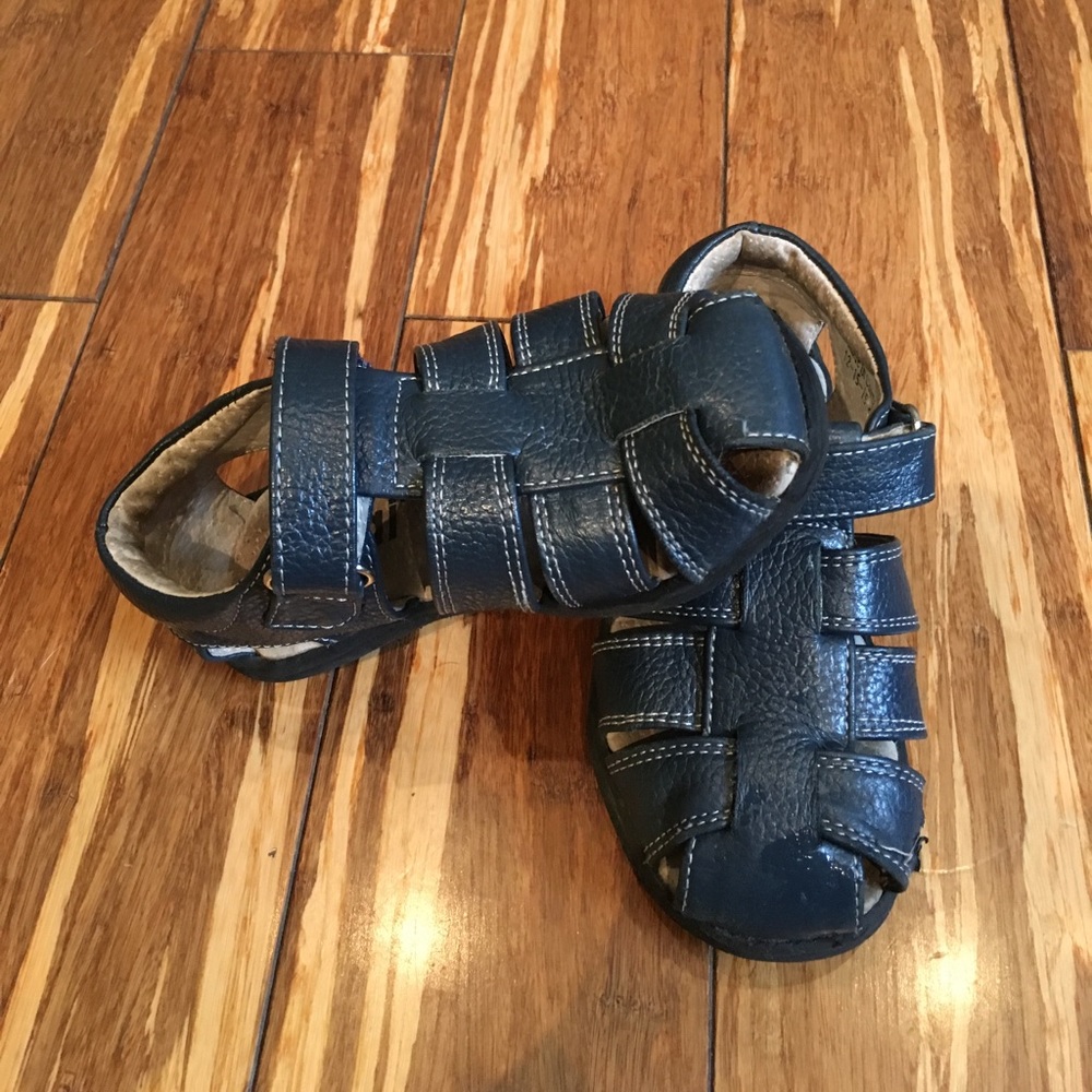 See Kai Run navy blue fisherman's sandal 8.5