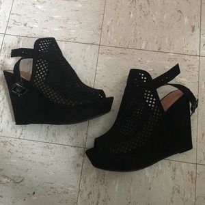 Black wedges