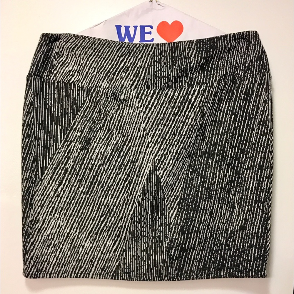 Bloomingdale's Aqua Black and White Pattern Skirt
