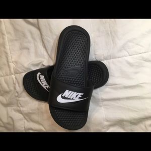 Size 7Y Black Nike Slides