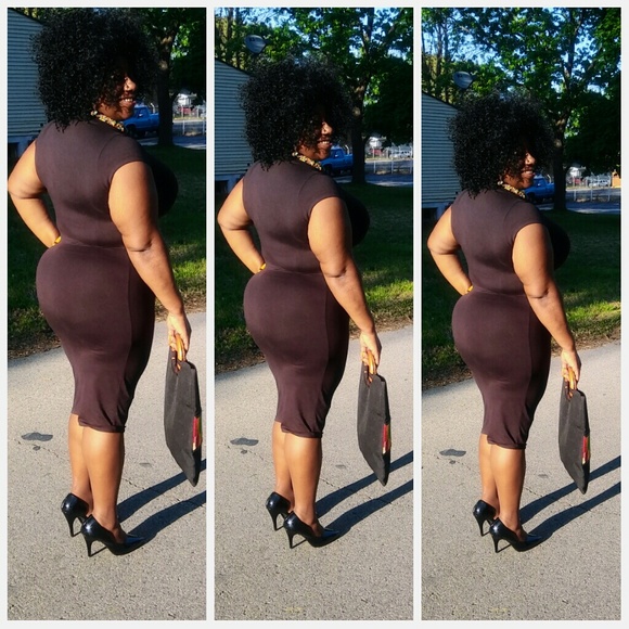 A simple black dress - Picture 2 of 3