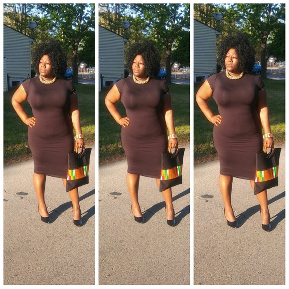 A simple black dress - Picture 3 of 3